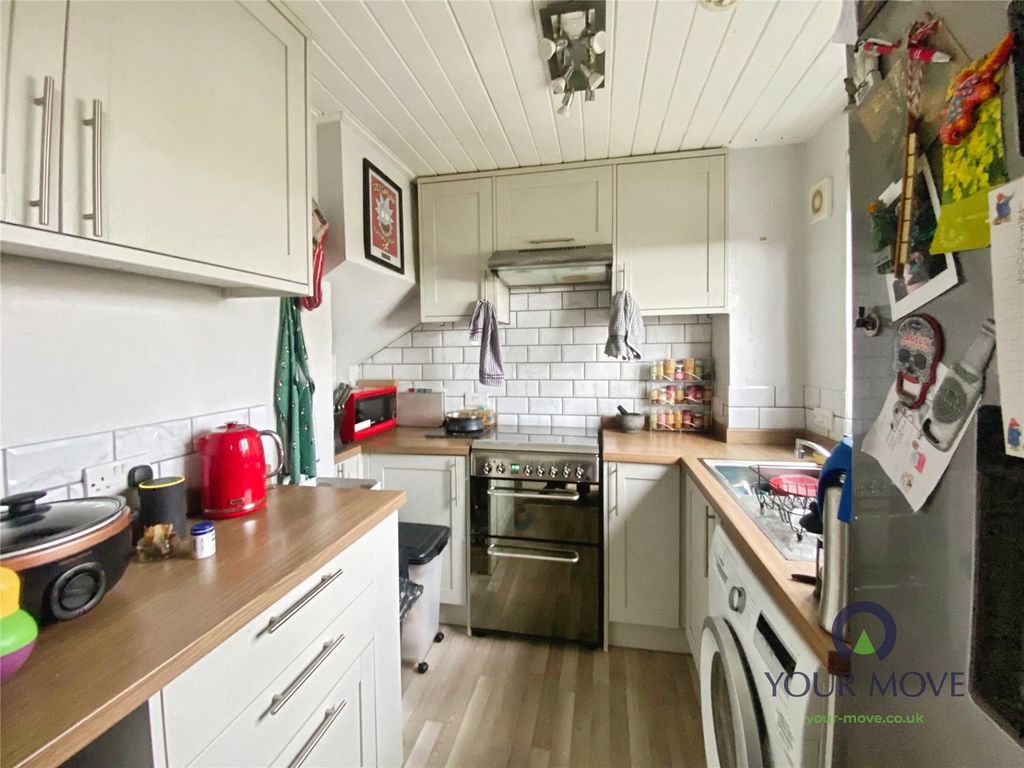 Property photo 3 of 9 Kitchen