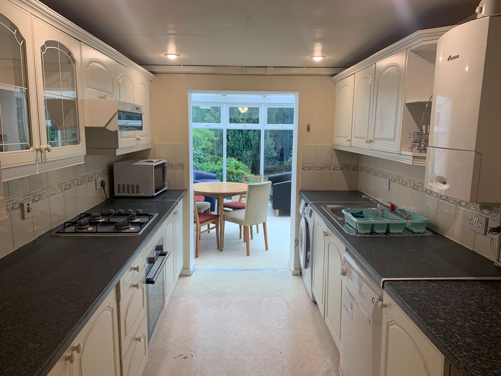 Property photo 3 of 10 Kitchen