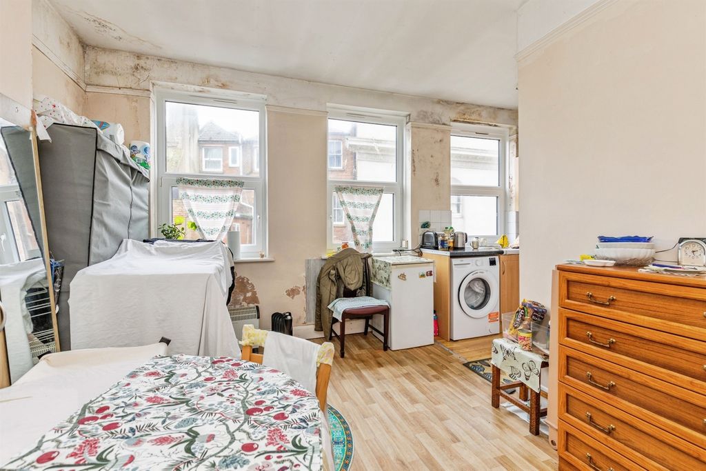 Property photo 3 of 31