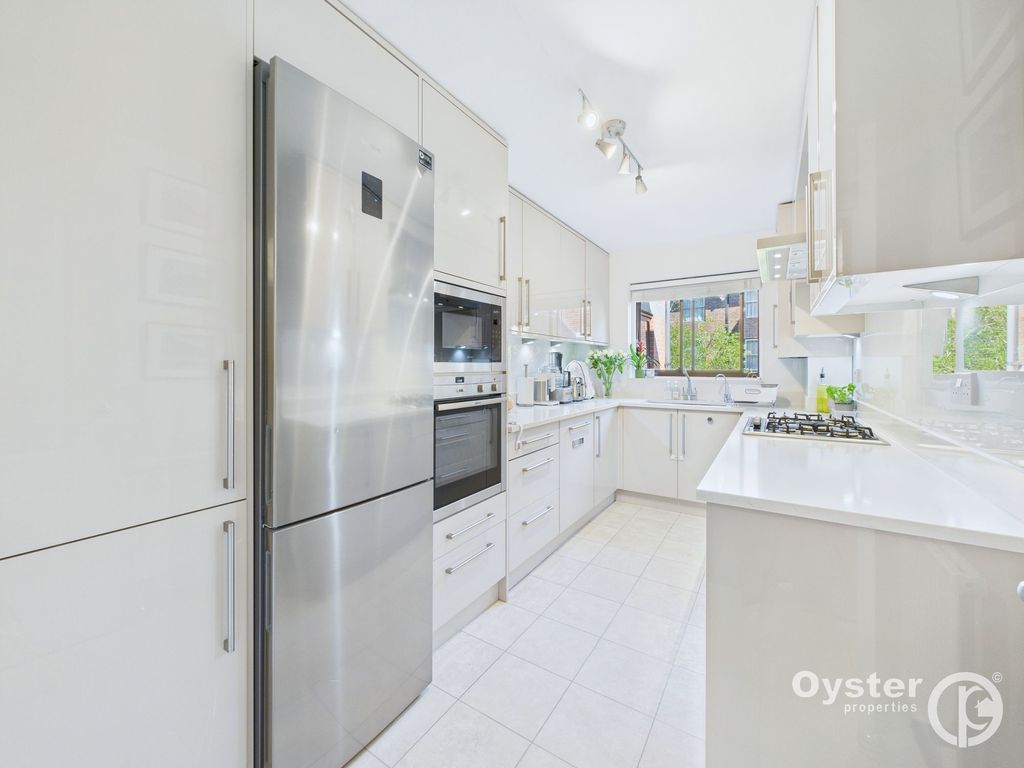 Property photo 3 of 17 Kitchen