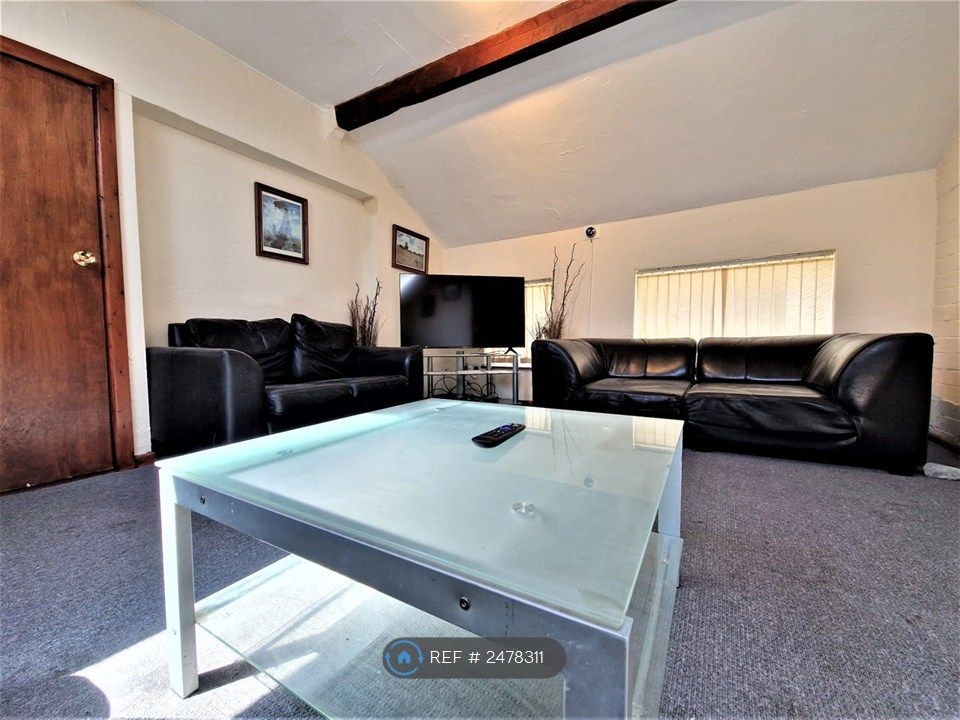 Property photo 1 of 9 Shared Living Room