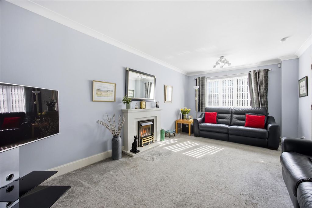 Property photo 3 of 33 36_Grayston_Manor_Chryston_012.Jpg