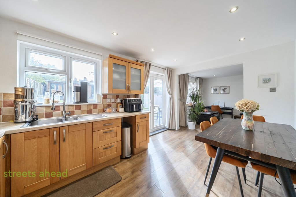 Property photo 3 of 21 5488Fe5B-10c4-4Af...