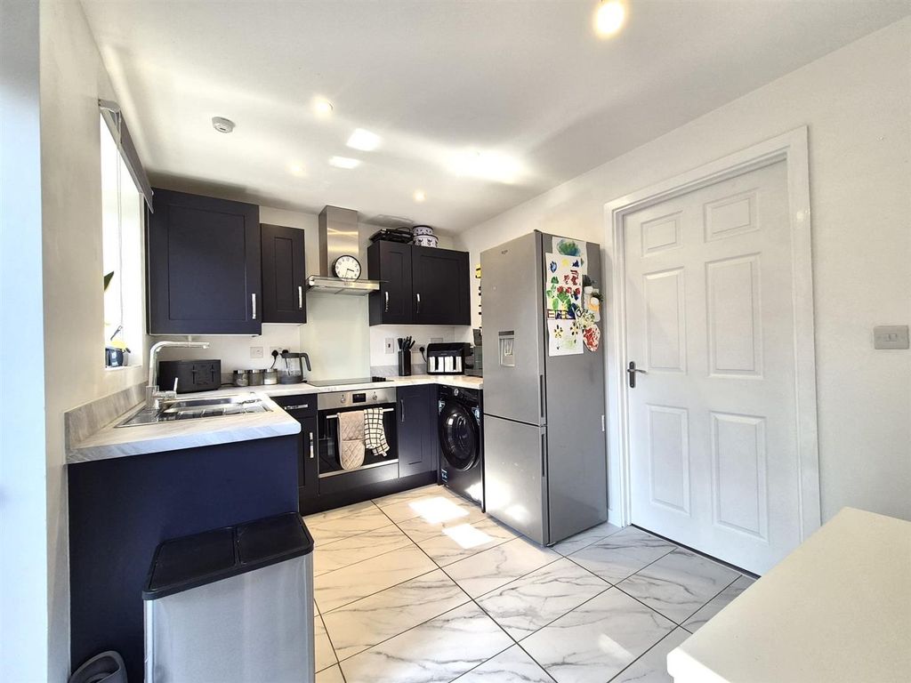 Property photo 3 of 14 Kitchen