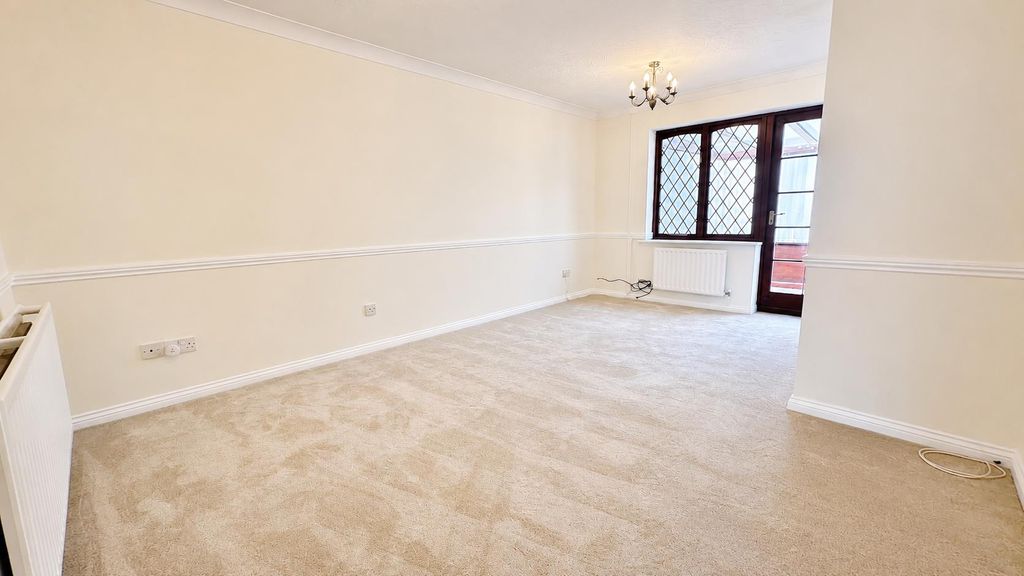 Property photo 3 of 10 Lounge