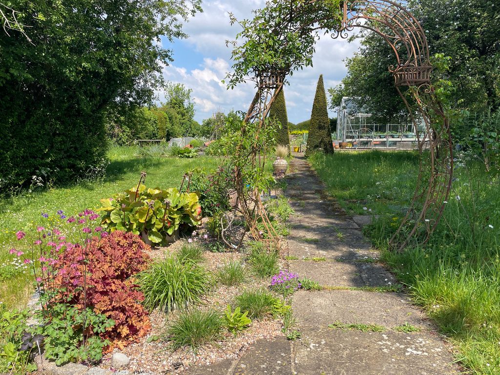 Property photo 2 of 25