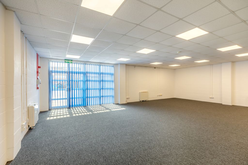 Property photo 3 of 14 8694018-Interior01-800