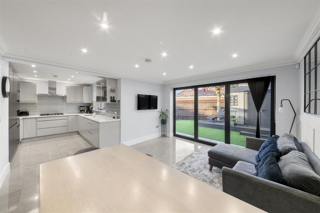 Property photo 2 of 25