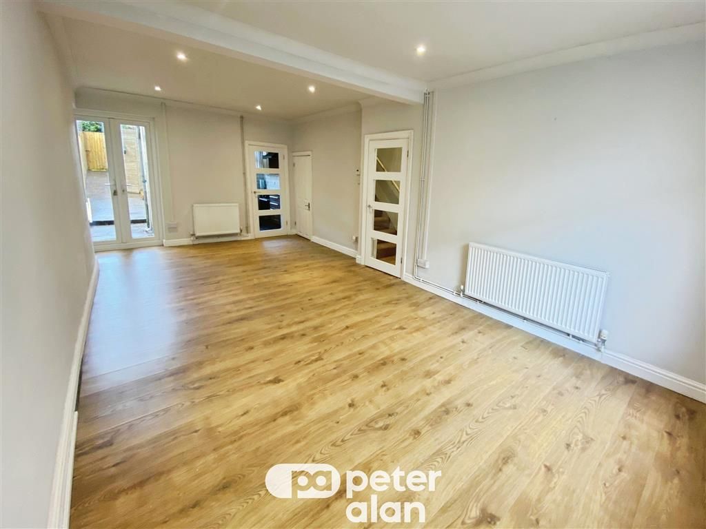 Property photo 1 of 10 Living Room