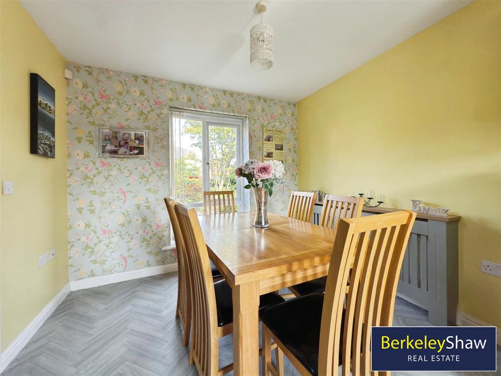 Property photo 3 of 17 Kitchen/Dining Room
