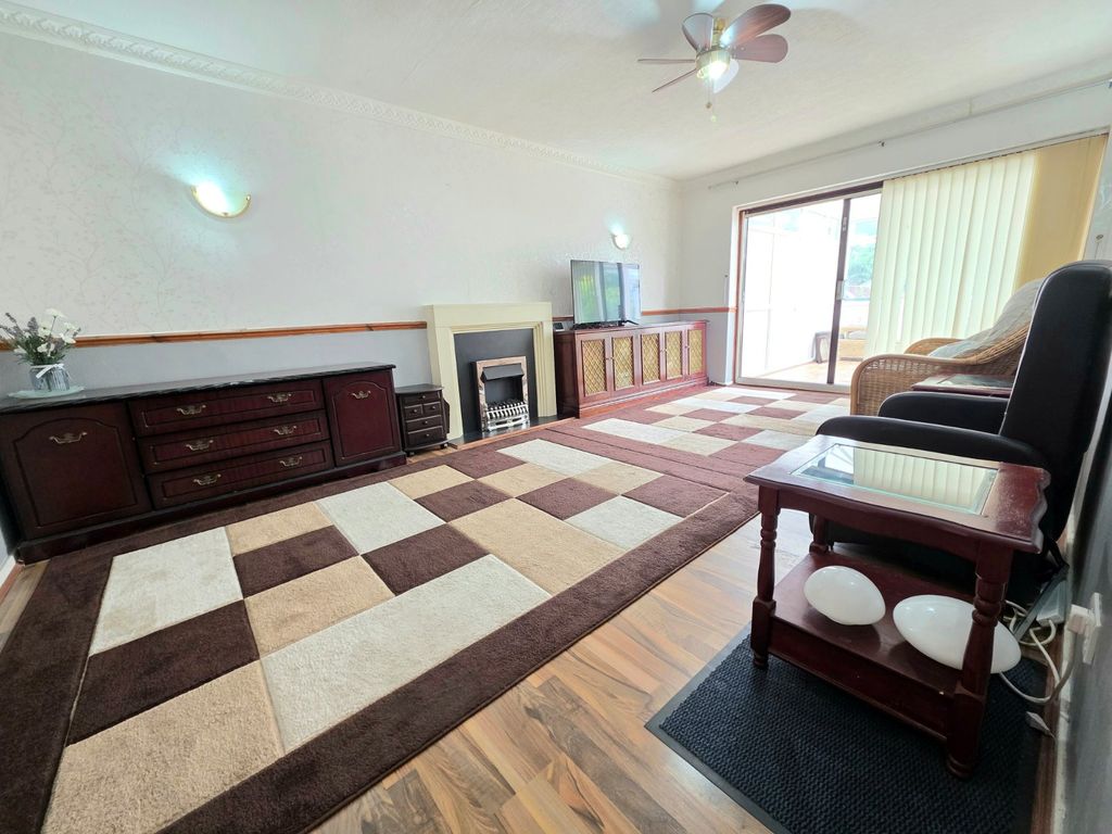 Property photo 2 of 11 Lounge