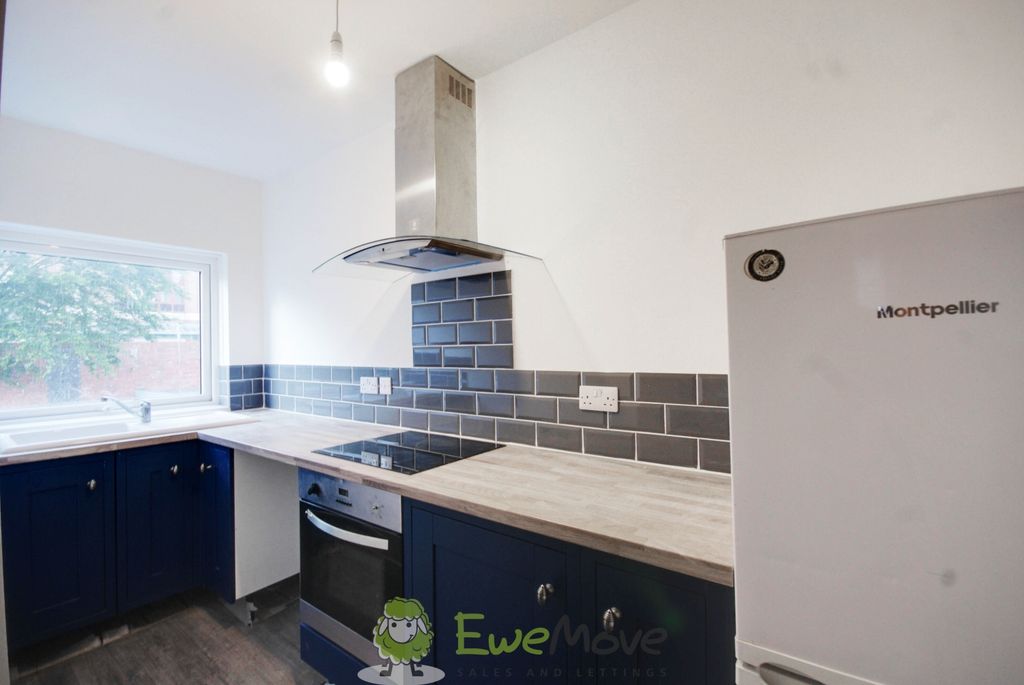 Property photo 2 of 7 Kitchen