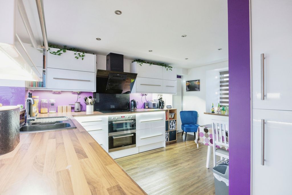 Property photo 3 of 15 Kitchen