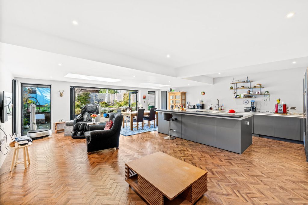 Property photo 3 of 21 Kitchen
