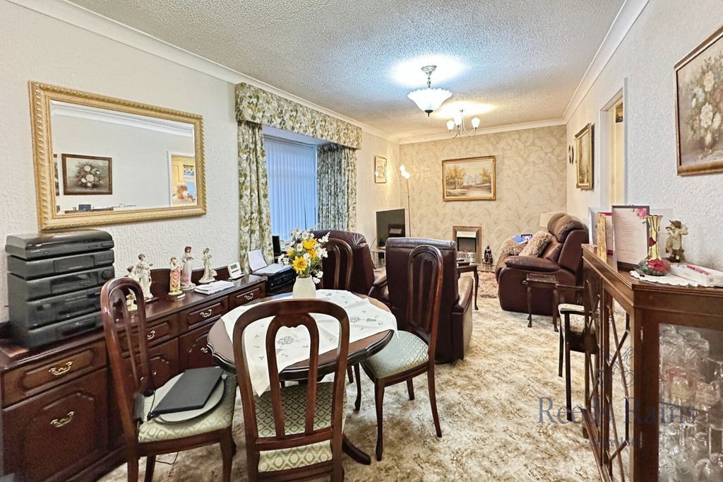 Property photo 3 of 18 Dining Lounge