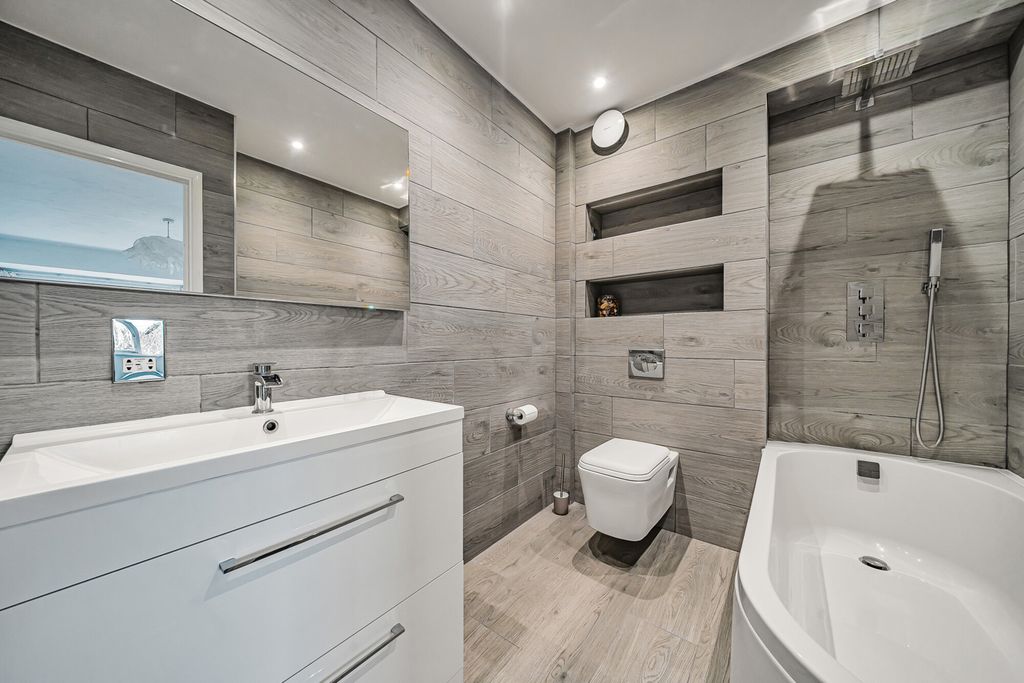 Property photo 3 of 11 Bathroom