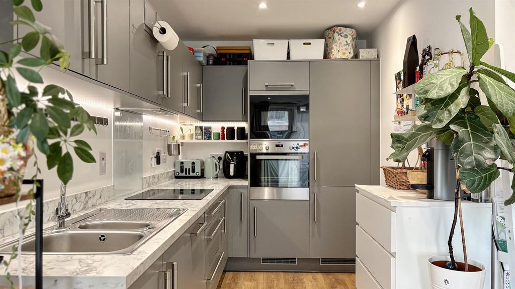 Property photo 3 of 17 3 Bedroom, New Build, E6 For Rent By Barrain Londo