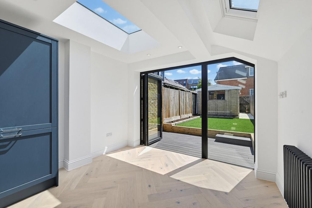 Property photo 3 of 14 Middle Lane