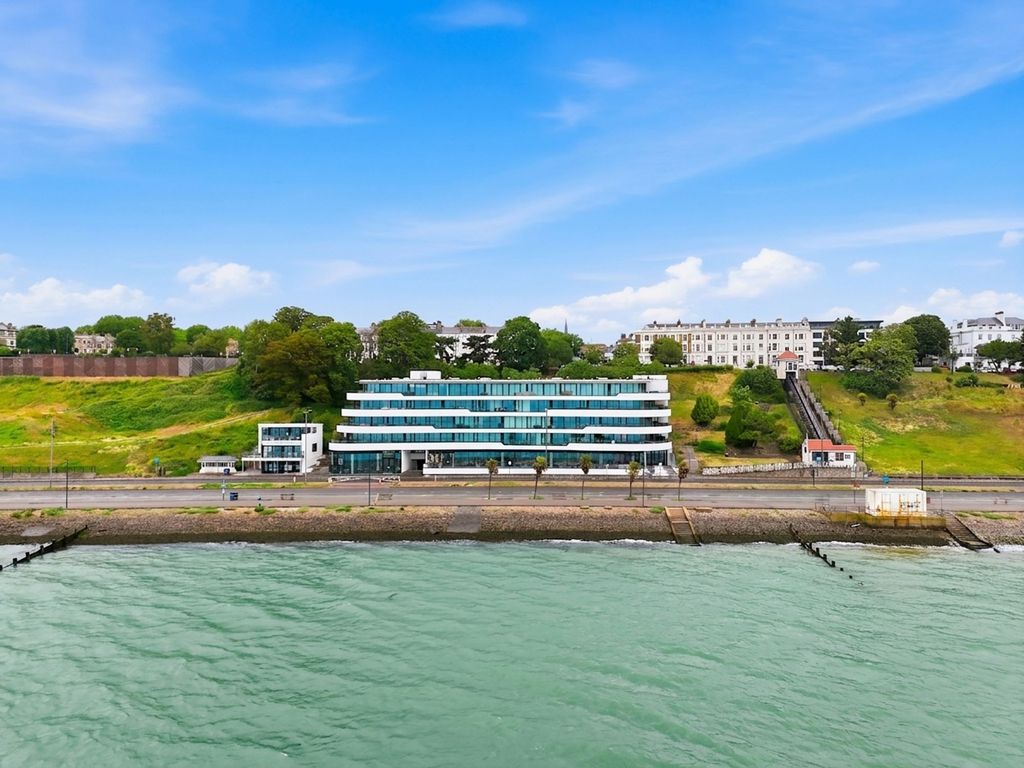 Property photo 2 of 18 Seafront Apartment