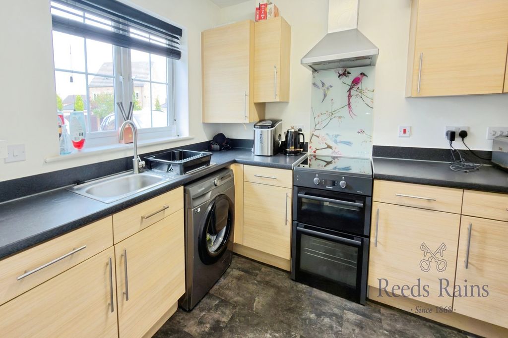 Property photo 3 of 12 Kitchen