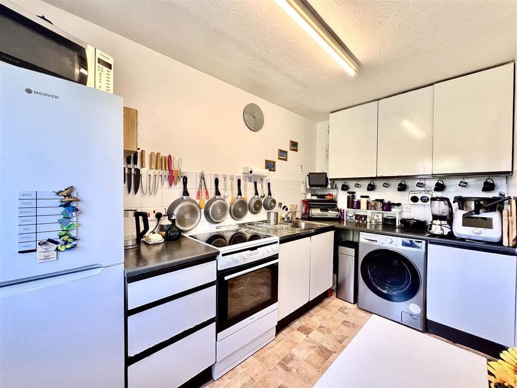 Property photo 3 of 9 Kitchen