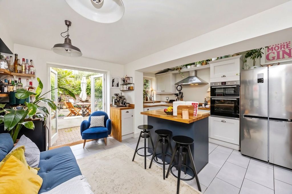 Property photo 3 of 28