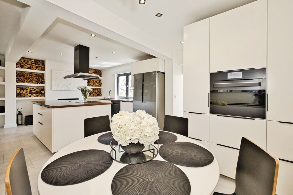 Property photo 1 of 15 Kitchen/Dining Room