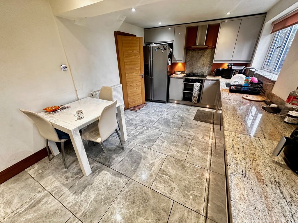 Property photo 2 of 19 Image