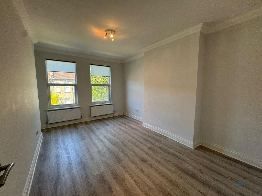 Property photo 1 of 9 Large 2 Bedroom 1st Floor Flat