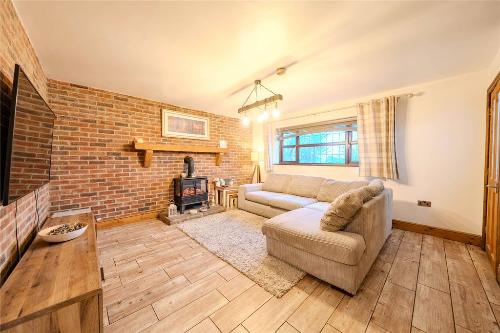 Property photo 2 of 15 Picture No. 11