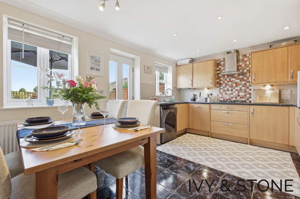 Property photo 2 of 25 5230182