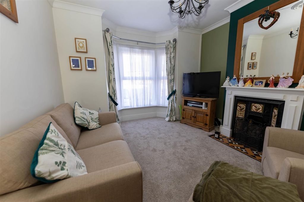 Property photo 2 of 31 Lounge