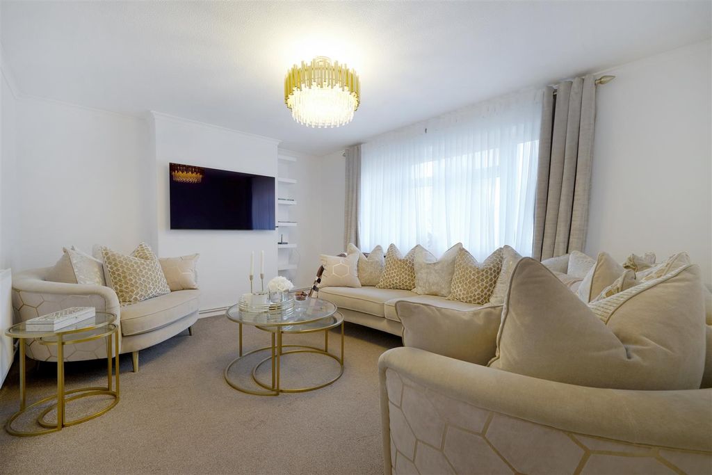 Property photo 2 of 12 3 Sheppards Court, Horsenden Lane North - Wbceiivl