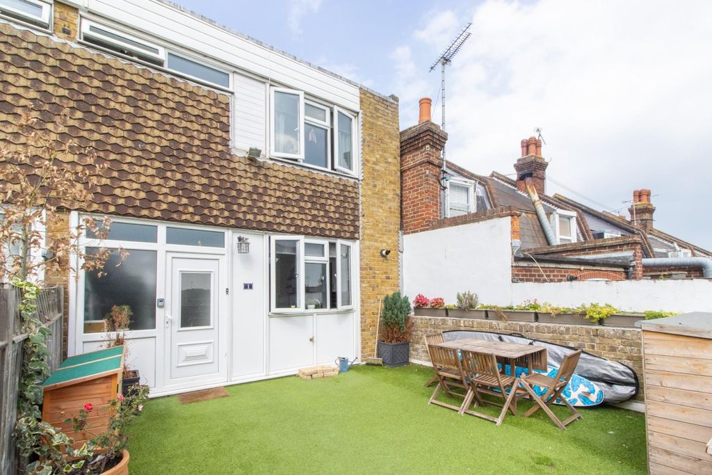 2 bed maisonette for sale Broadstairs