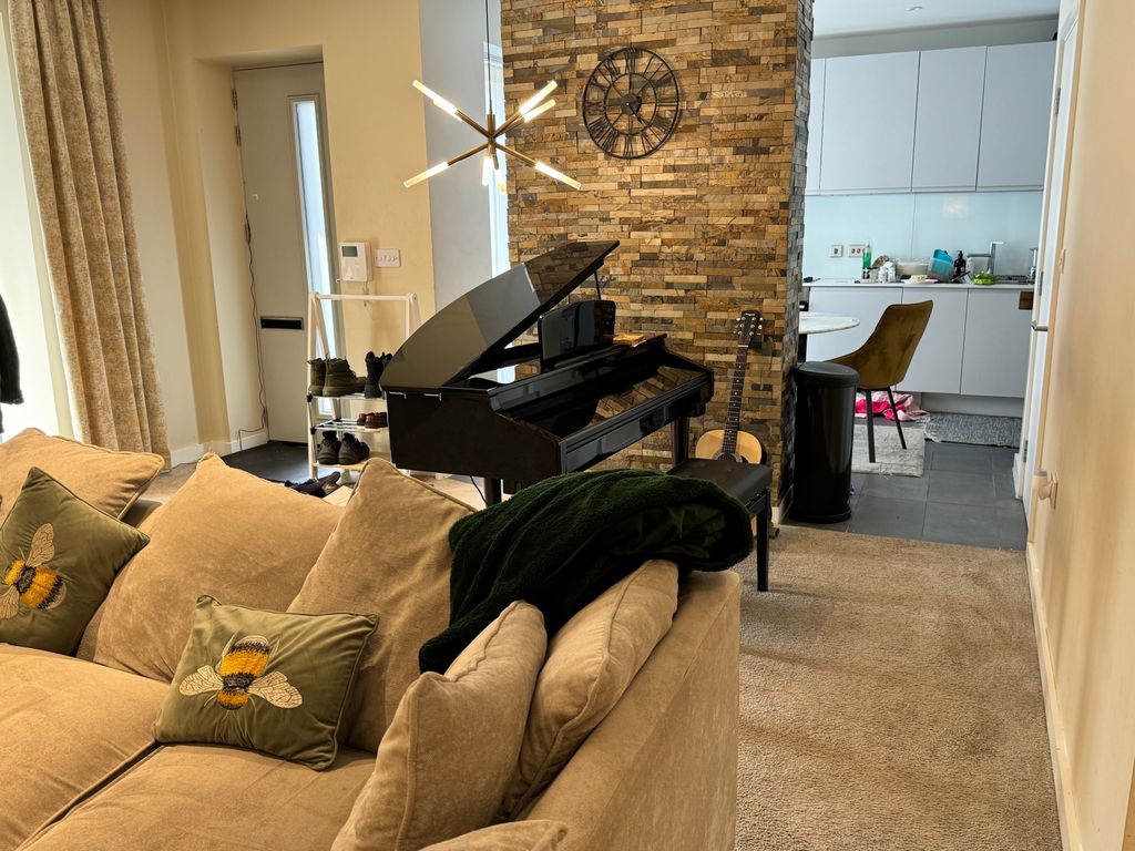 Property photo 3 of 16 Lounge