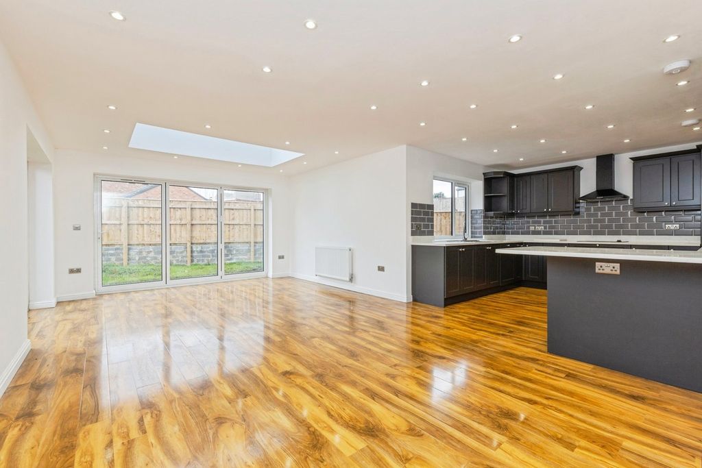 Property photo 2 of 33
