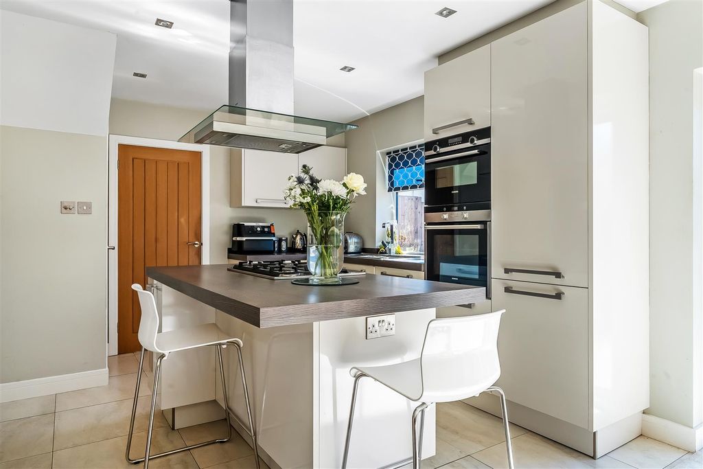 Property photo 2 of 23 142-Craddocks-Avenue-7.Jpg