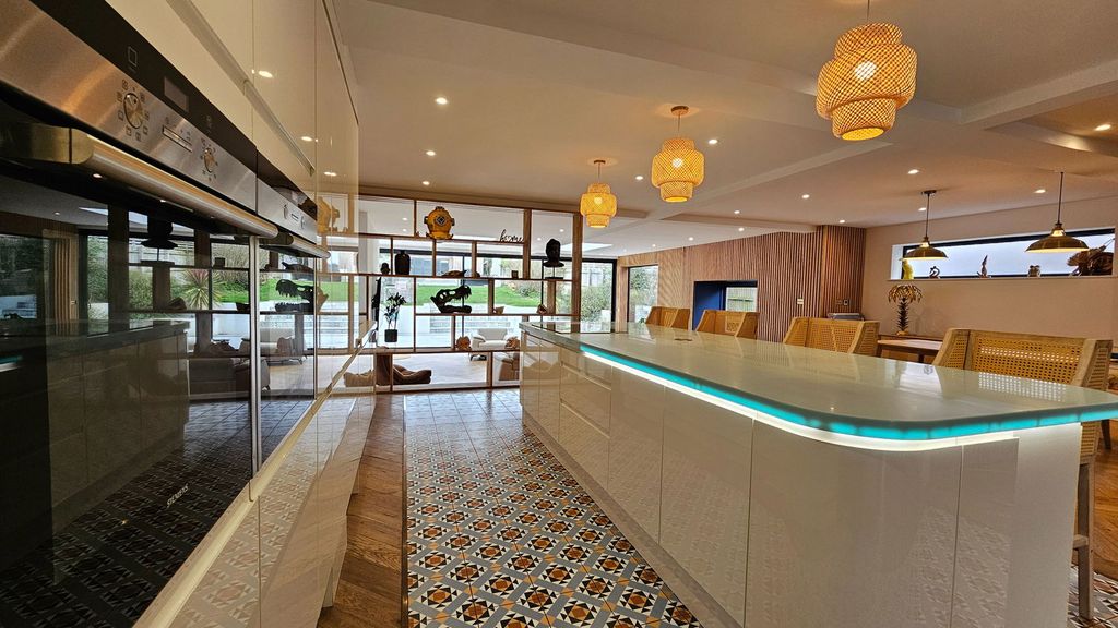 Property photo 2 of 24