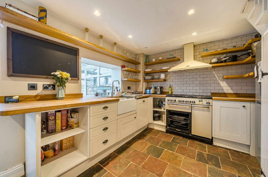 Property photo 3 of 21 Kitchen