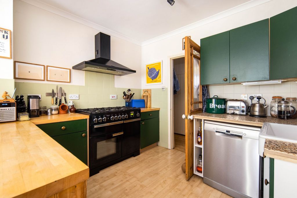 Property photo 3 of 25 Reception Kitchen