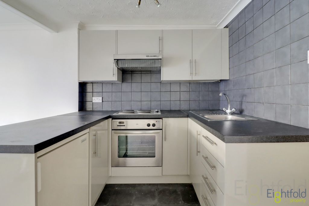 Property photo 2 of 8 Kitchenette
