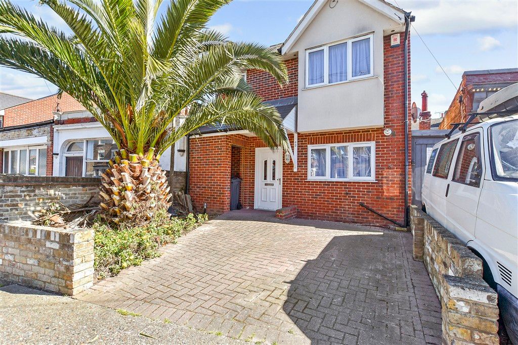 Property photo 2 of 18 Driveway/Parking