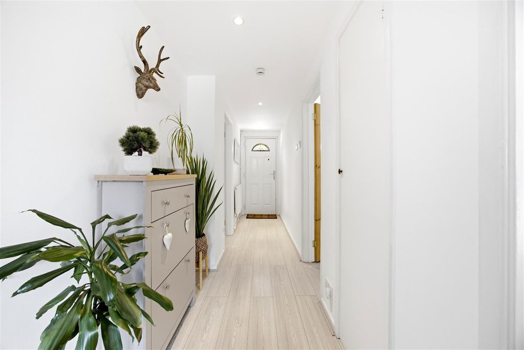 Property photo 2 of 10 Hallway