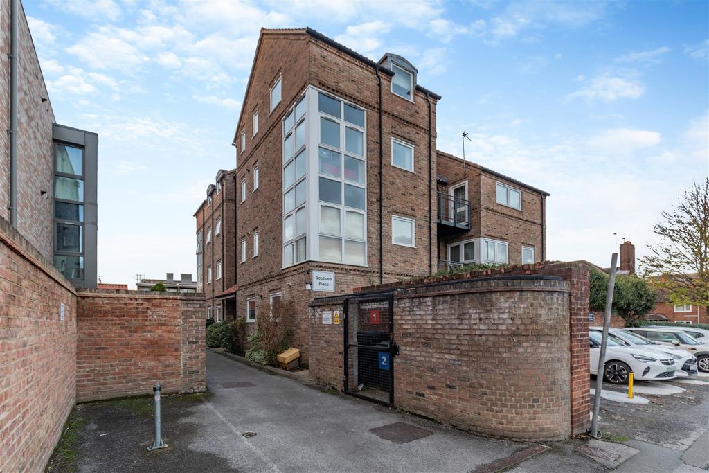 Property photo 1 of 15 8629578-Exterior04.Jpg