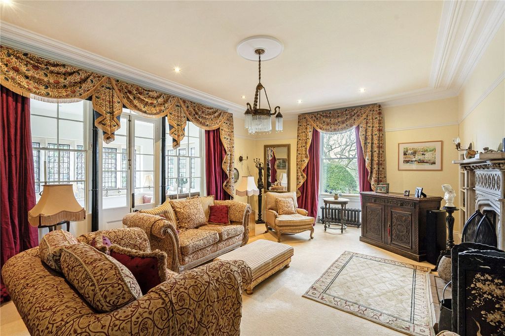 Property photo 2 of 18 Sitting Room