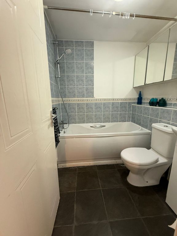 Property photo 1 of 12 2 Bed Terraced House To Rent Hutton Close, Luton Lu4