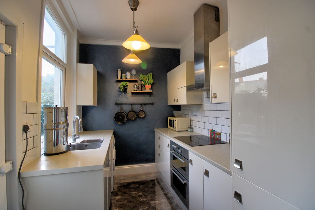 Property photo 2 of 14 Img_1397_8_9_Interior 4