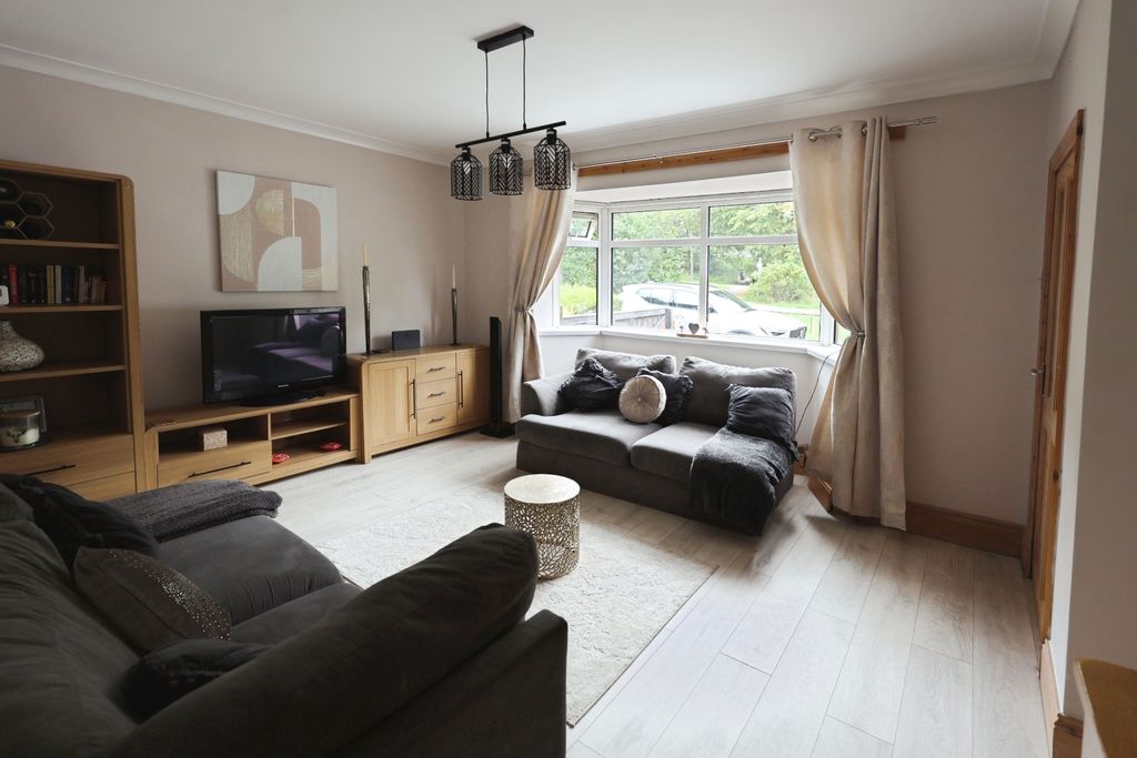 Property photo 3 of 13 Pbox-Living_Room-312561.Jpg