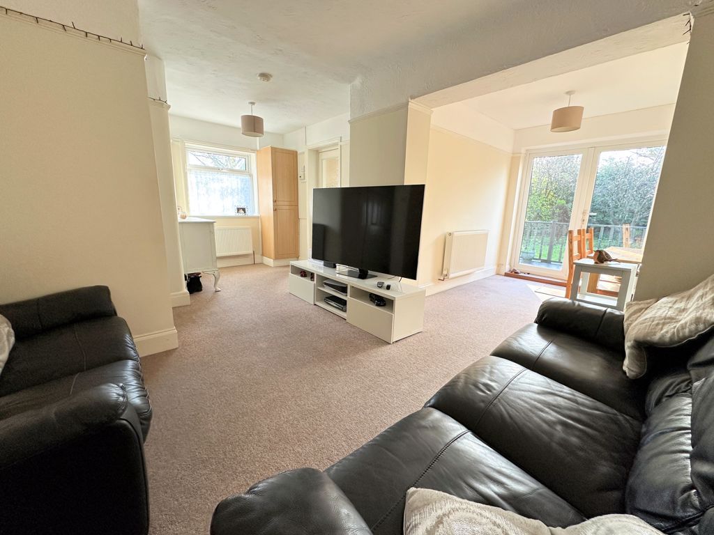 Property photo 2 of 18 Lounge/ Dining Area