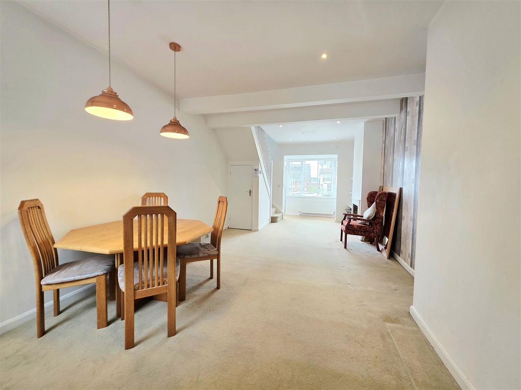 Property photo 3 of 10 Lounge.